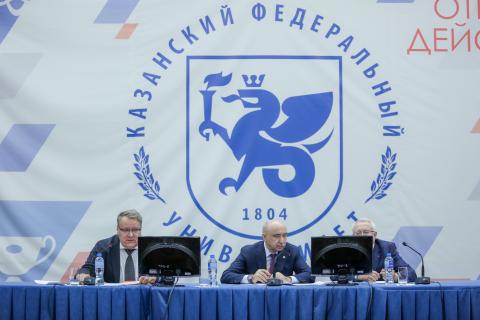Ректор КФУ провел встречу с руководством институтов университета
