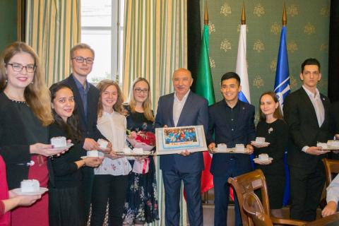 Студенты КФУ поздравили ректора Ильшата Гафурова с Днем молодежи