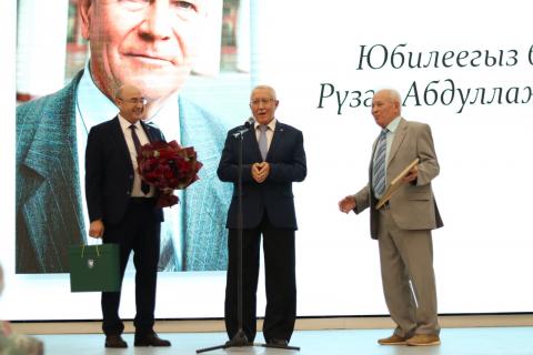 В Казанском университете чествовали профессора-консультанта Рузаля Юсупова