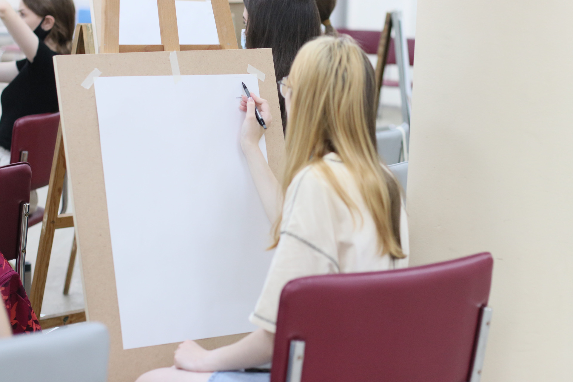 Экзамен по рисунку КФУ. Картинка девочка на творческом экзамене. КФУ дизайн. Кфу вступительные экзамены
