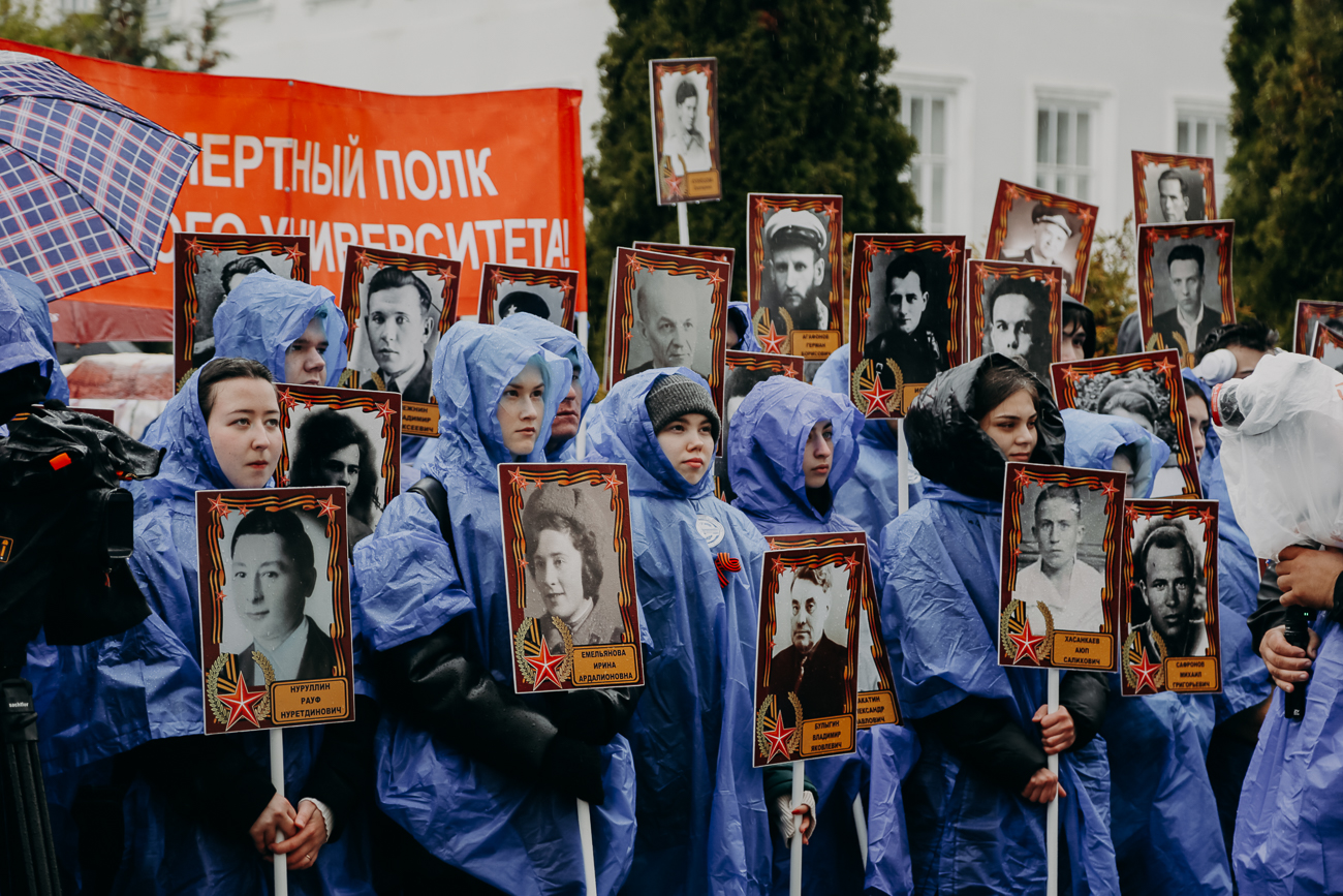 Ректорат КФУ в преддверии Дня Победы возложил цветы на Аллее Славы | Медиа  портал - Казанский (Приволжский) Федеральный Университет