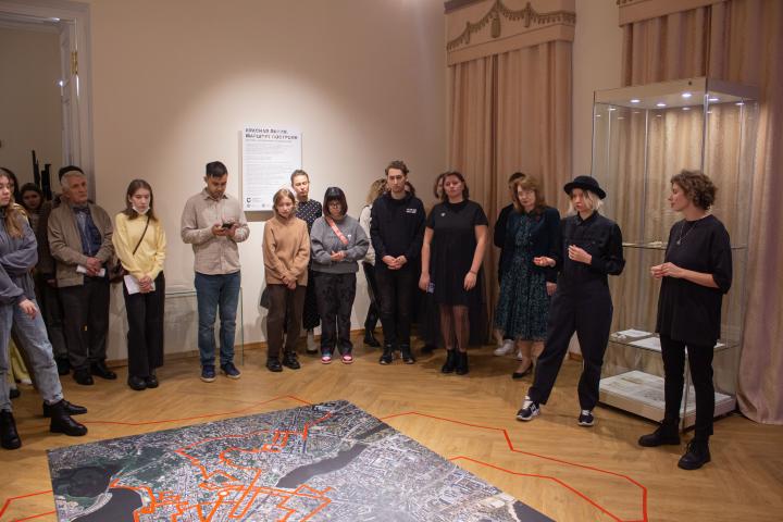 В КФУ открылась выставка «Красная линия. Маршрут построен» | Медиа ...