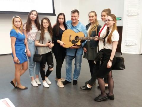 Актер театра и кино Александр Цуркан выступил со стихами и песнями о войне в КФУ