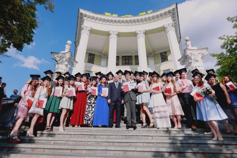 Ректор КФУ вручил лучшим выпускникам-2017 дипломы с отличием