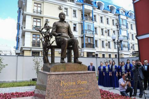 В день рождения Рустема Яхина в Казани открыли памятник автору музыки гимна Татарстана