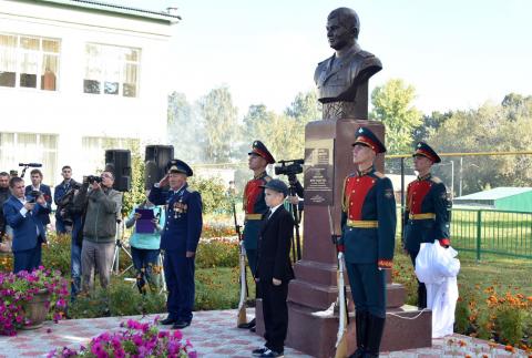 Представители КФУ приняли участие в открытии бюста Герою России, погибшему в Сирии