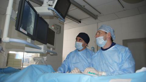 У хирургов Униклиники КФУ появилось новое устройство, позволяющее безопасно проводить операции при атеросклерозе сонных артерий