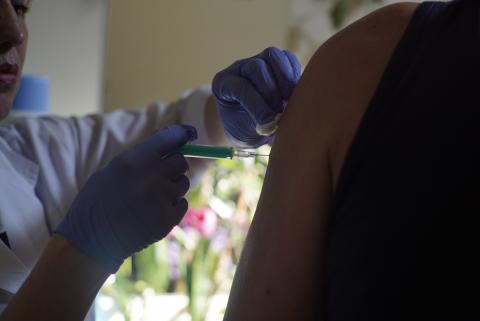 Прививки против гриппа на выездном приеме медиков Униклиники сделали 165 сотрудников КФУ 