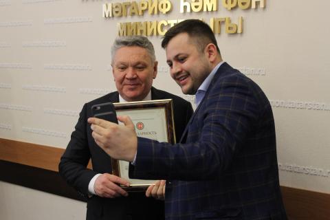 Рафис Бурганов наградил директора IT-лицея КФУ благодарственным письмом