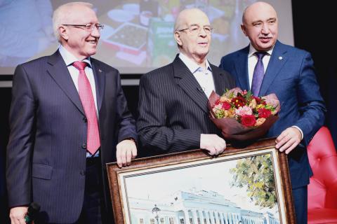 Ильшат Рафкатович Гафуров поздравил с 90-летием заслуженного профессора Андрея Александровича Роота