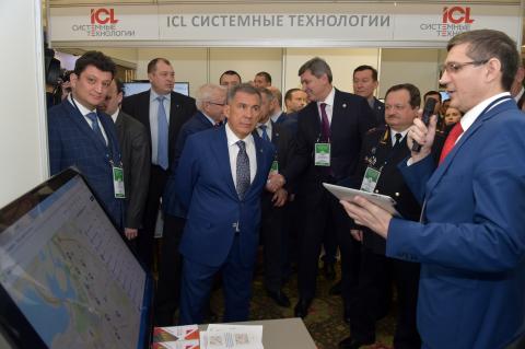 Президент РТ осмотрел стенд КФУ на Международном форуме интеллектуальных транспортных систем в Казани