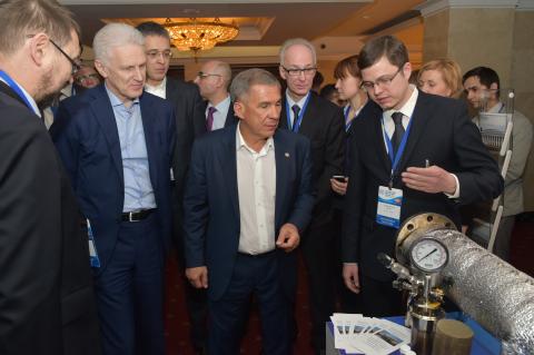 Президент РТ осмотрел стенд КФУ с разработками в области нефтедобычи на Российском венчурном форуме