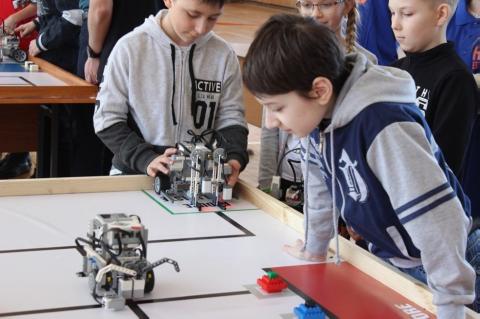  В Елабужском институте КФУ прошли VIII открытые соревнования по робототехнике 