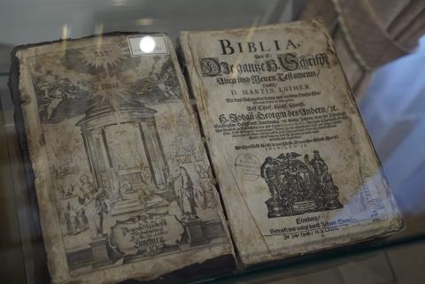 На выставке в Музее Лобачевского КФУ представят уникальную Библию XVI века, шаманский бубен и трофейную подушку