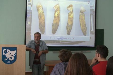 Студенты Елабужского института КФУ узнали, как правильно работать с древними костяными артефактами 