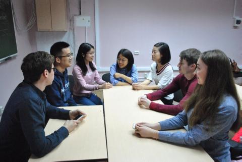 Магистранты Юго-западного университета Китая учат студентов ИГиНГТ китайскому языку 