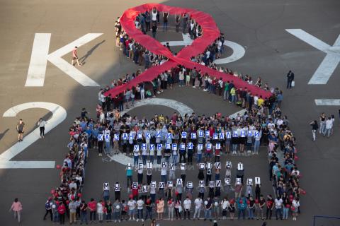 В Деревне Универсиады состоялся флешмоб к Международному дню памяти жертв СПИДа