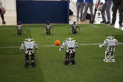 КФУ провел первый в истории Казани матч по футболу среди роботов