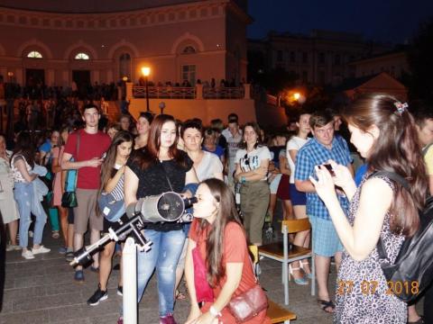 В телескопы КФУ красную Луну и Марс наблюдали сотни  жителей и гостей Казани