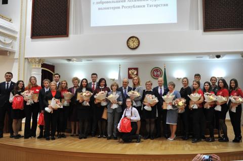 Минтимер Шаймиев вручил благодарность представителям КФУ в День туризма