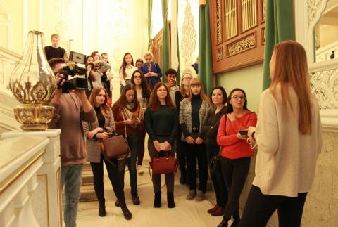 В закулисье оперного театра заглянули студенты-будущие журналисты