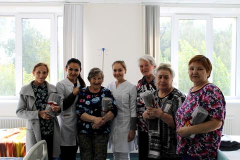 Студенты КФУ поздравили пациентов университетской клиники с Международным днем пожилых людей 