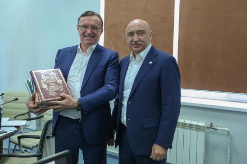 Ректор КФУ провел встречу с генеральным директором ПАО «КАМАЗ»