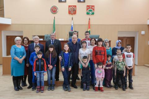 Ильшат Рафкатович Гафуров поздравил детей Апастовского муниципального района