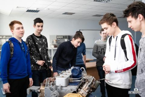Юные инженеры посетили Инжиниринговый центр КФУ в рамках проекта "Марафон мечты" 