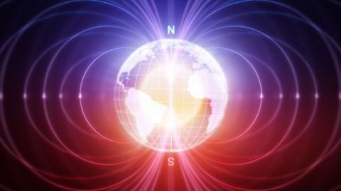 К чему приведет смещение магнитного полюса Земли в сторону России, объяснили ученые КФУ 