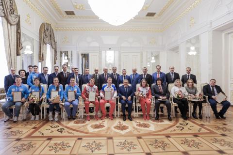 Рустам Нургалиевич Минниханов наградил студенток КФУ, вернувшихся с Универсиады-2019