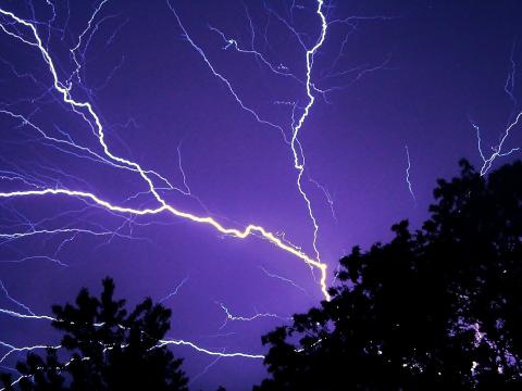 Эксперт КФУ: «Каждую секунду в Землю ударяют около 100 молний»