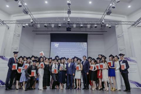 Ректор КФУ вручил дипломы лучшим выпускникам