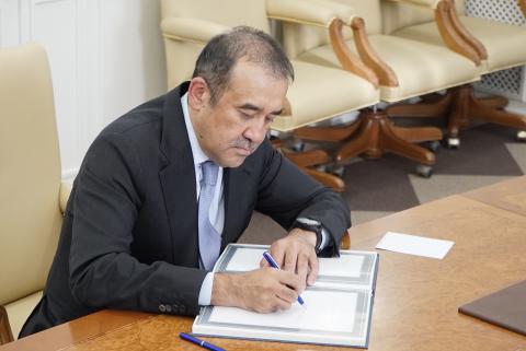 Председатель Комитета национальной безопасности Казахстана оставил запись в Книге почетных гостей КФУ