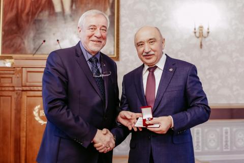 Ректор КФУ удостоен золотой медали РАО «За достижения в науке»