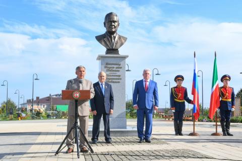 В Татарстане установили бюст первому Президенту РТ Минтимеру Шаймиеву