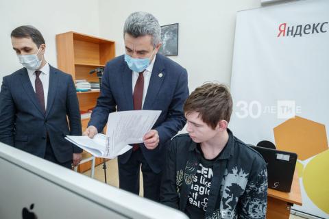 Ильсур Хадиуллин посетил IT-лицей Казанского университета