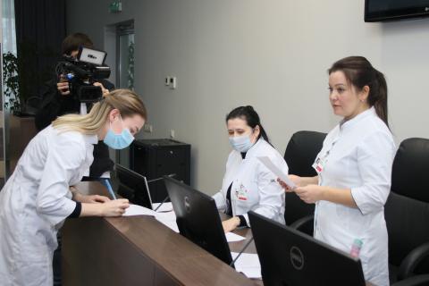 Работающим в ковид-госпитале студентам-медикам КФУ вручили гранты