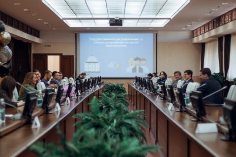 Дискуссионный клуб «Политсковородка» провел круглый стол о свободе слова в интернете