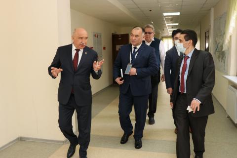 КФУ посетил министр энергетики и промышленности Киргизской Республики