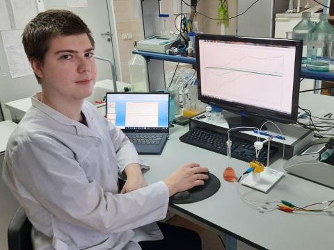 Молодой ученый КФУ создал электрохимическую ячейку из полимолочной кислоты