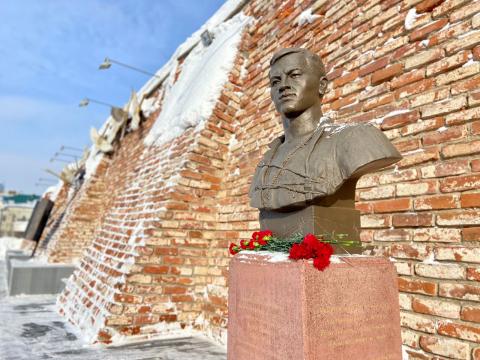 В КФУ возложили цветы к памятнику Мусе Джалилю