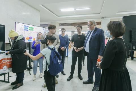 И.о. ректора КФУ Дмитрий Таюрский осмотрел площадки интерактивного обучения для любителей науки