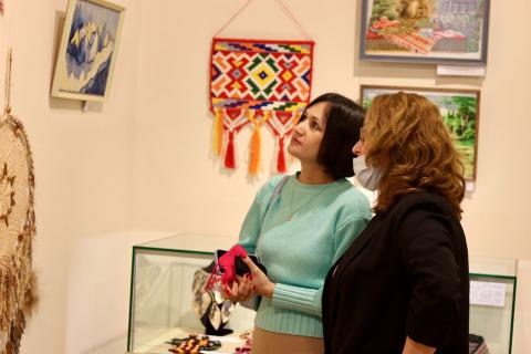 Открылась выставка работ сотрудников КФУ «Творчество без границ»