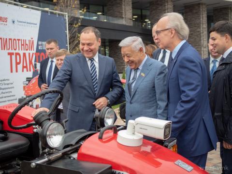 Премьер-министру Белоруссии презентовали созданный в КФУ беспилотный трактор