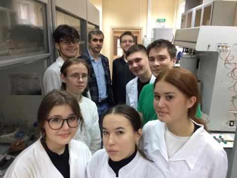 Школьники республики работают в химических лабораториях КФУ