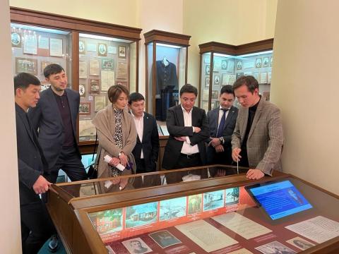 В КФУ представителям акимата Усть-Каменогорска показали казахские рукописи и старинные  книги