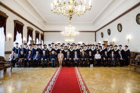 Ленар Сафин вручил выпускникам бизнес-школы КФУ дипломы МВА