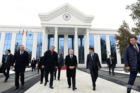 Президент Узбекистана посетил филиал КФУ в Джизаке