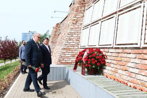 В преддверии Дня Победы ректорат возложил цветы на Аллее славы КФУ